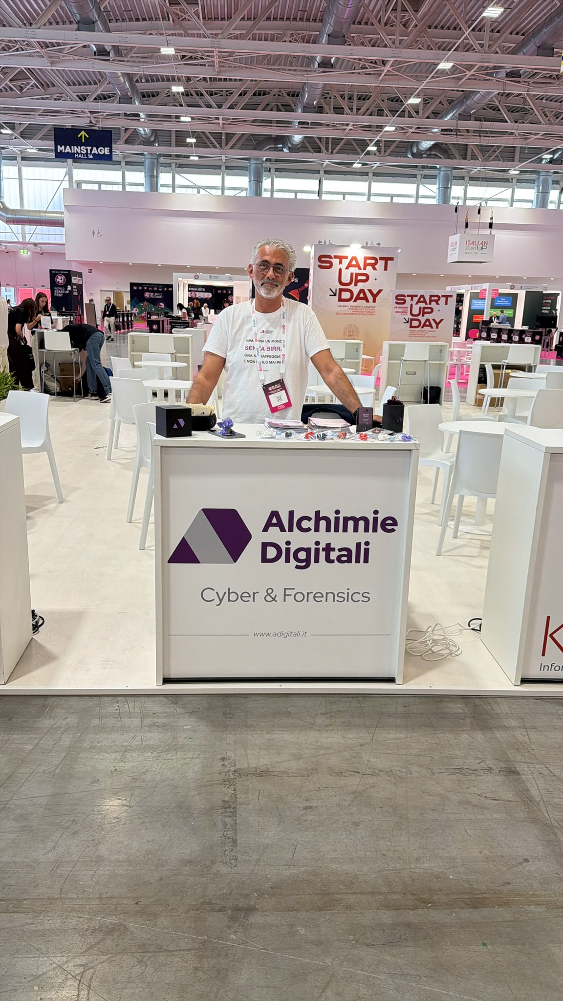 Nicola al desk Alchimie Digitali durante il WMF 2026