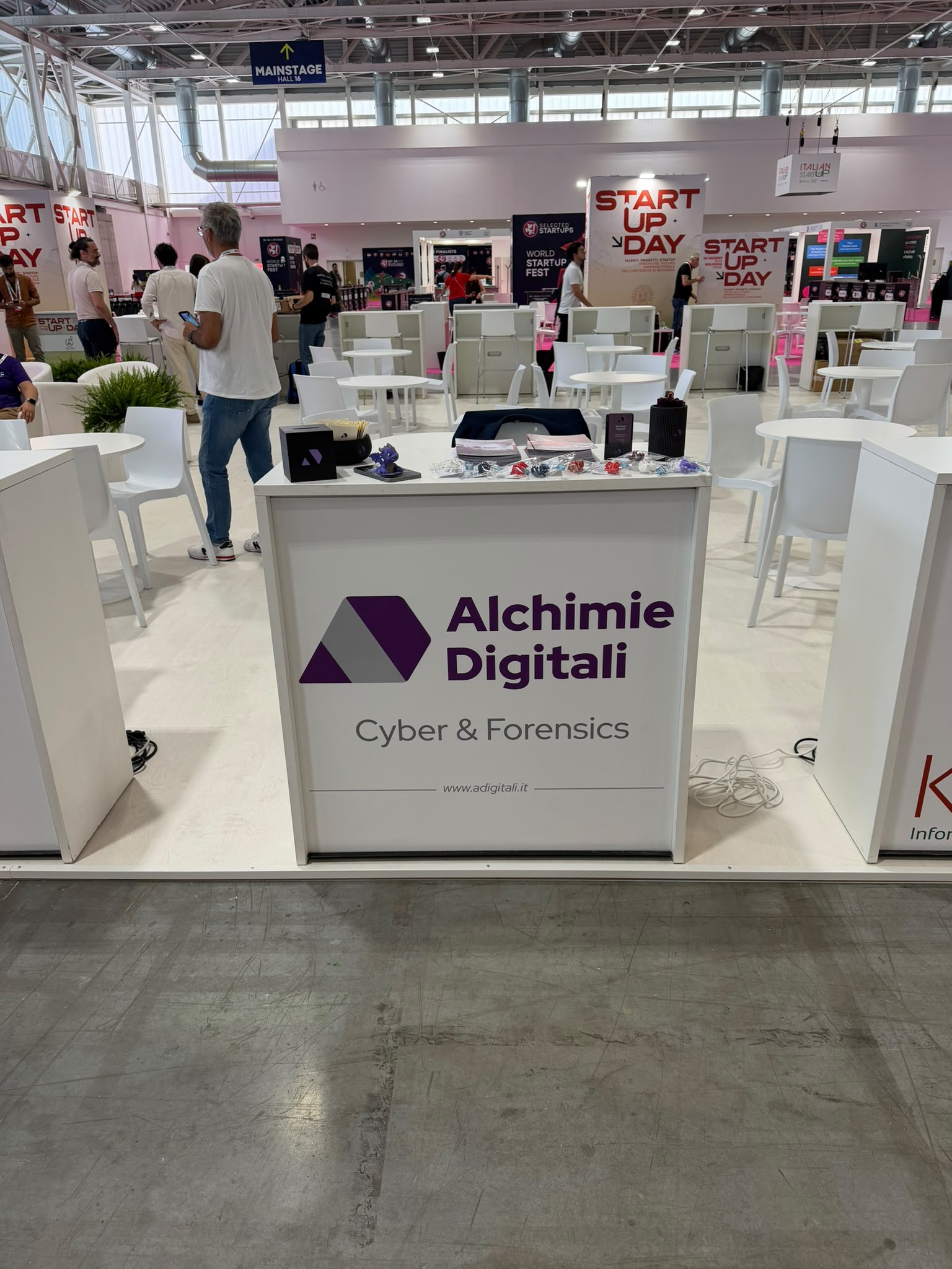 Stand Alchimie Digitali al WMF 2026, vista d'insieme del desk