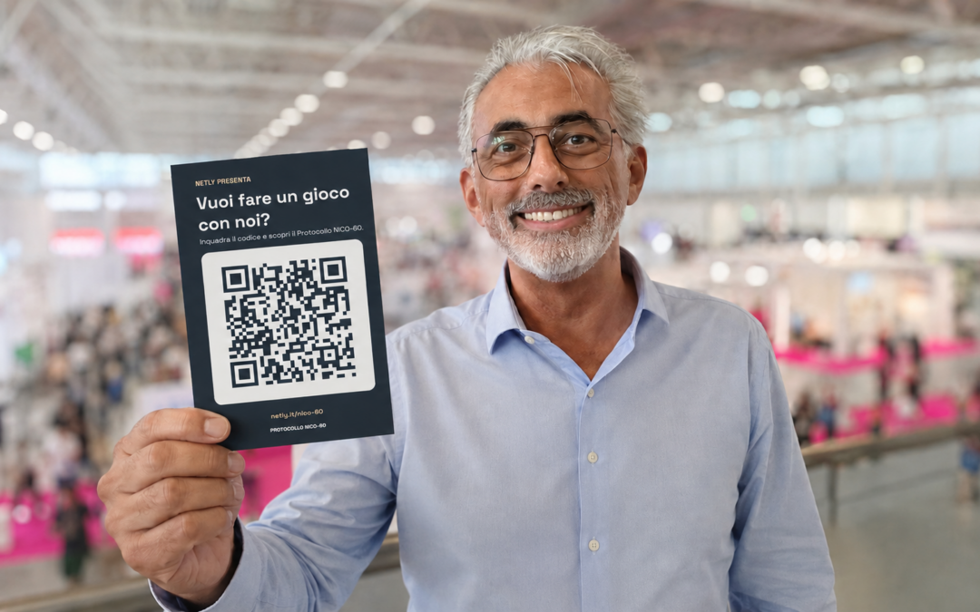 Nicola con il QR code per cominciare la caccia al tesoro digitale